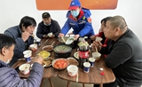 风雨赶路人的特殊团年饭