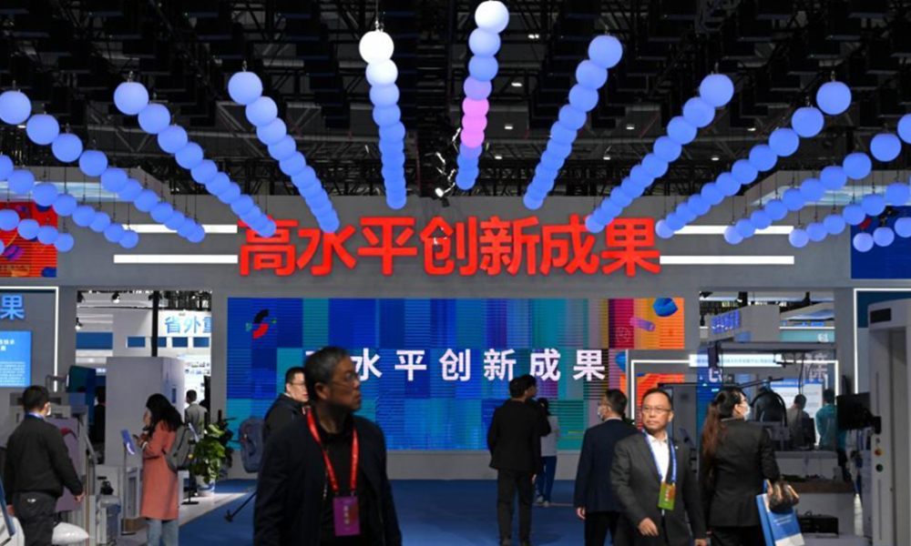 观众在第二届中国（安徽）科技创新成果转化交易会上参观
