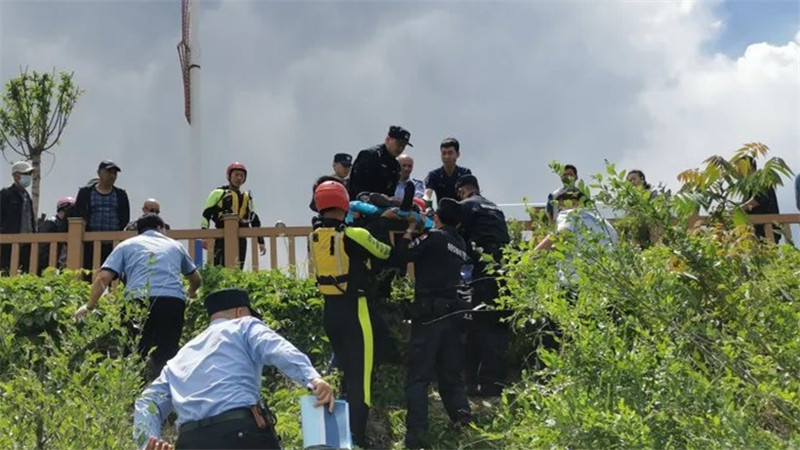 暖心！老人不慎落水 民警市民接力救援